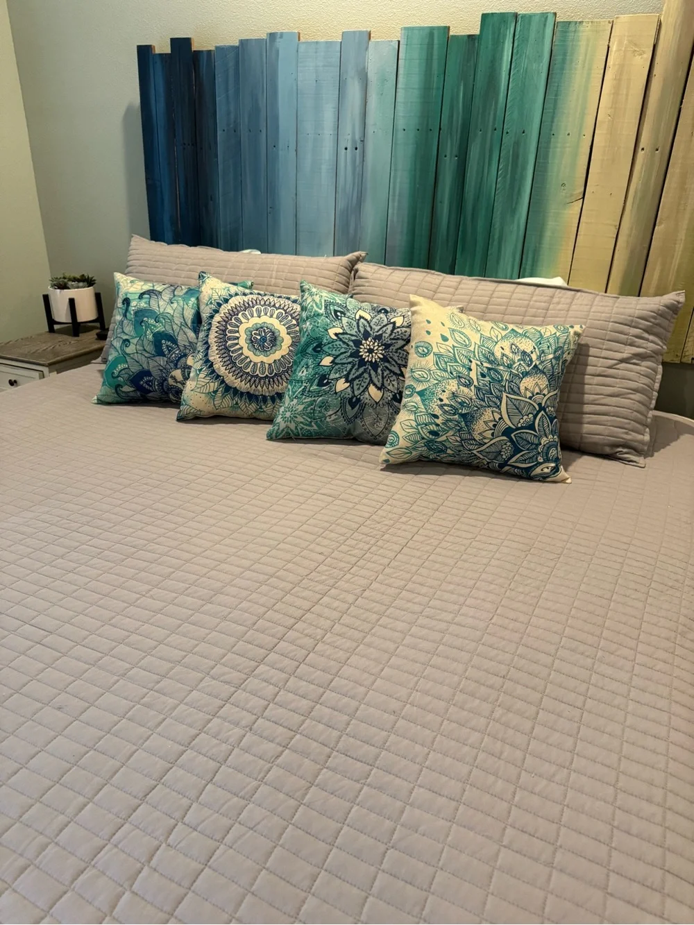 Kienna Quilt Coverlet Bedspread in Light Gray - King Size w/ Matching Shams